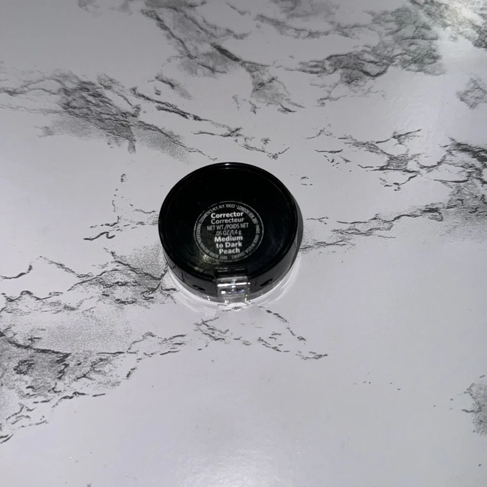 NWOB Bobbi Brown corrector- Medium to Dark Peach Never used No box